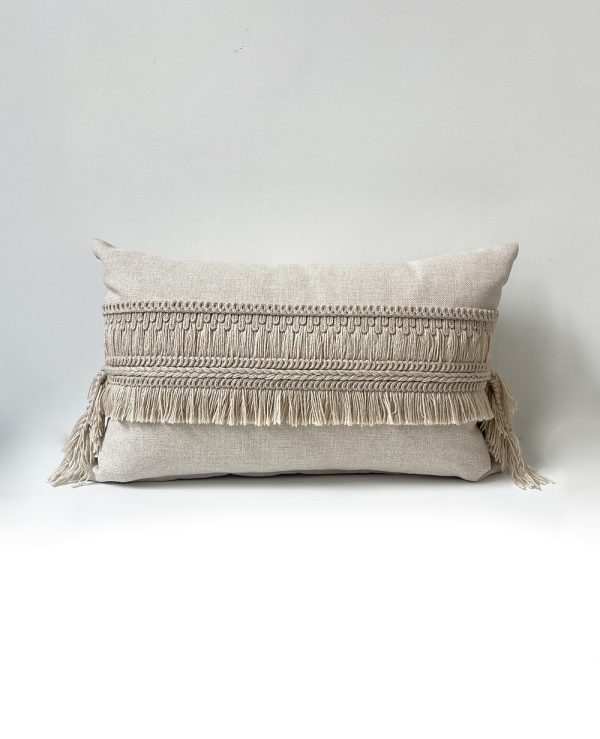 coussin gitan sur fond blanc