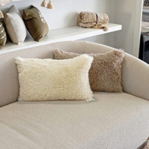 coussin fourrure simple exposé sur canapé