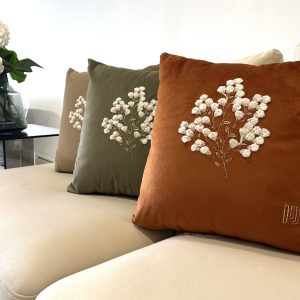 coussin cotonia exposé sur canapé