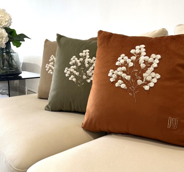 coussin cotonia exposé sur canapé