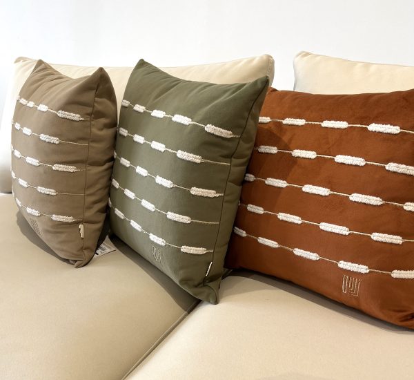 linéa coussin exposé sur canapé beige