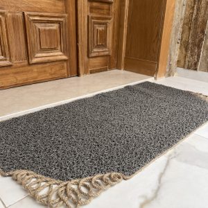 Tapis d'entrée devant la porte