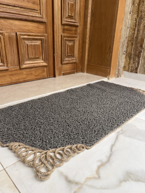 Tapis d'entrée devant la porte