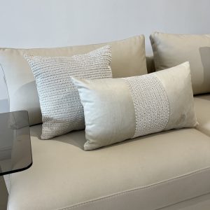 ensemble de coussin satania sur canapé beige
