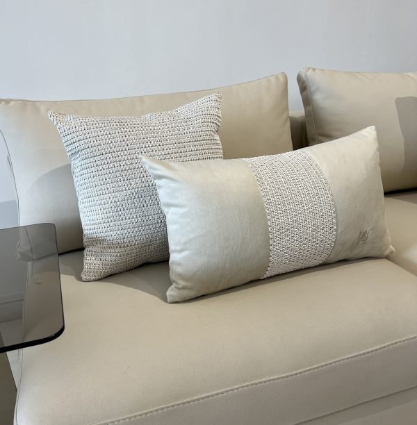 ensemble de coussin satania sur canapé beige
