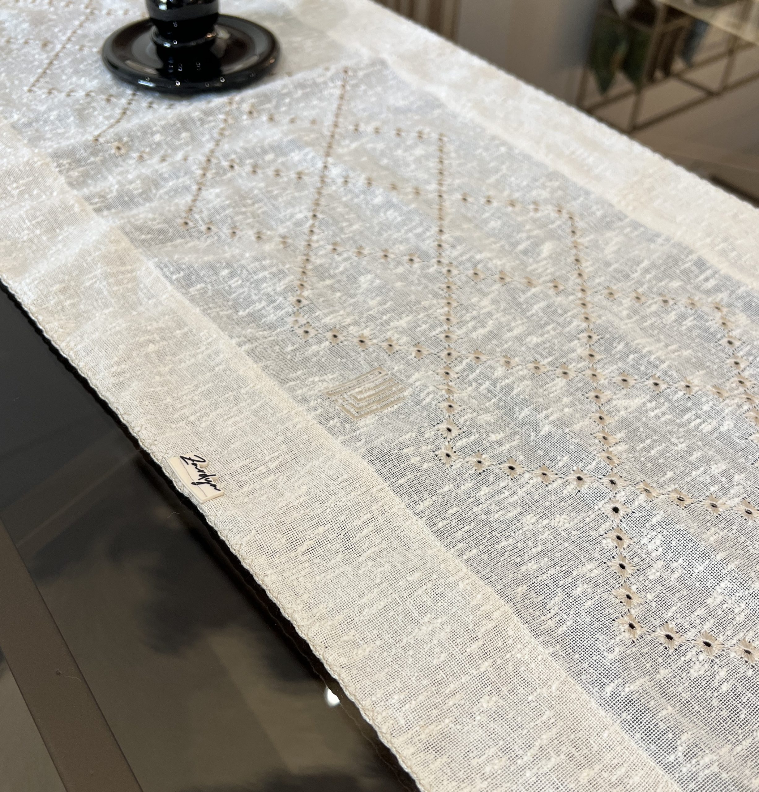 chemin lazura beige exposé sur table basse