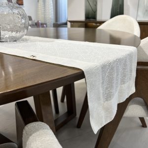chemin lazura blanc sur table à manger