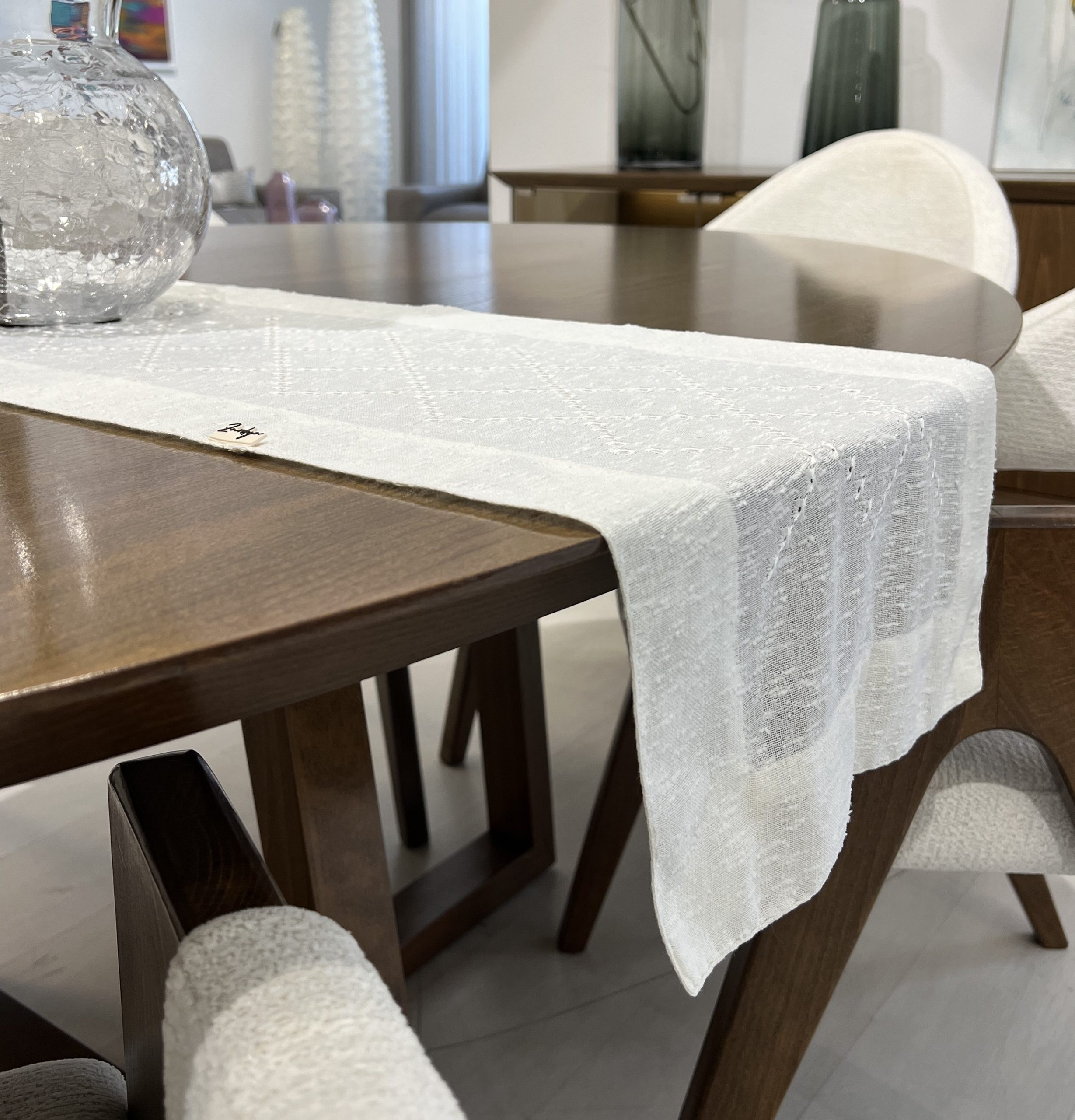 chemin lazura blanc sur table à manger