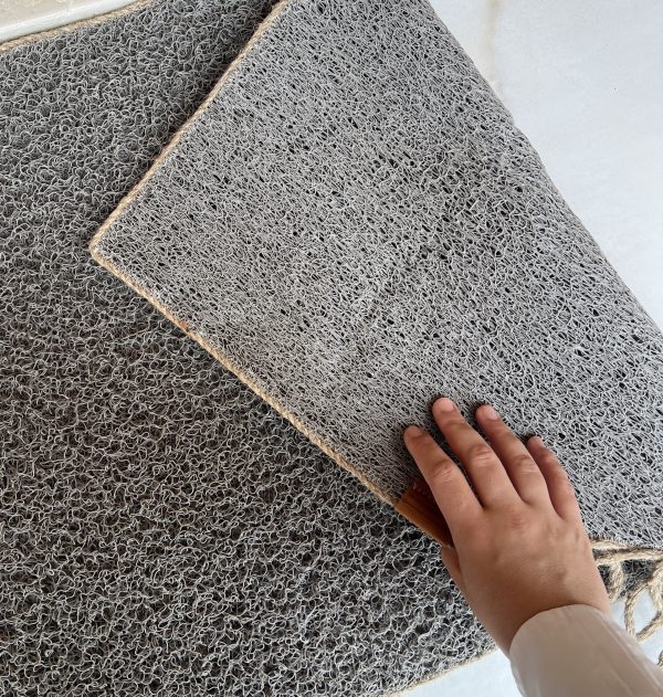 détail du l'inverse du tapis d'entrée