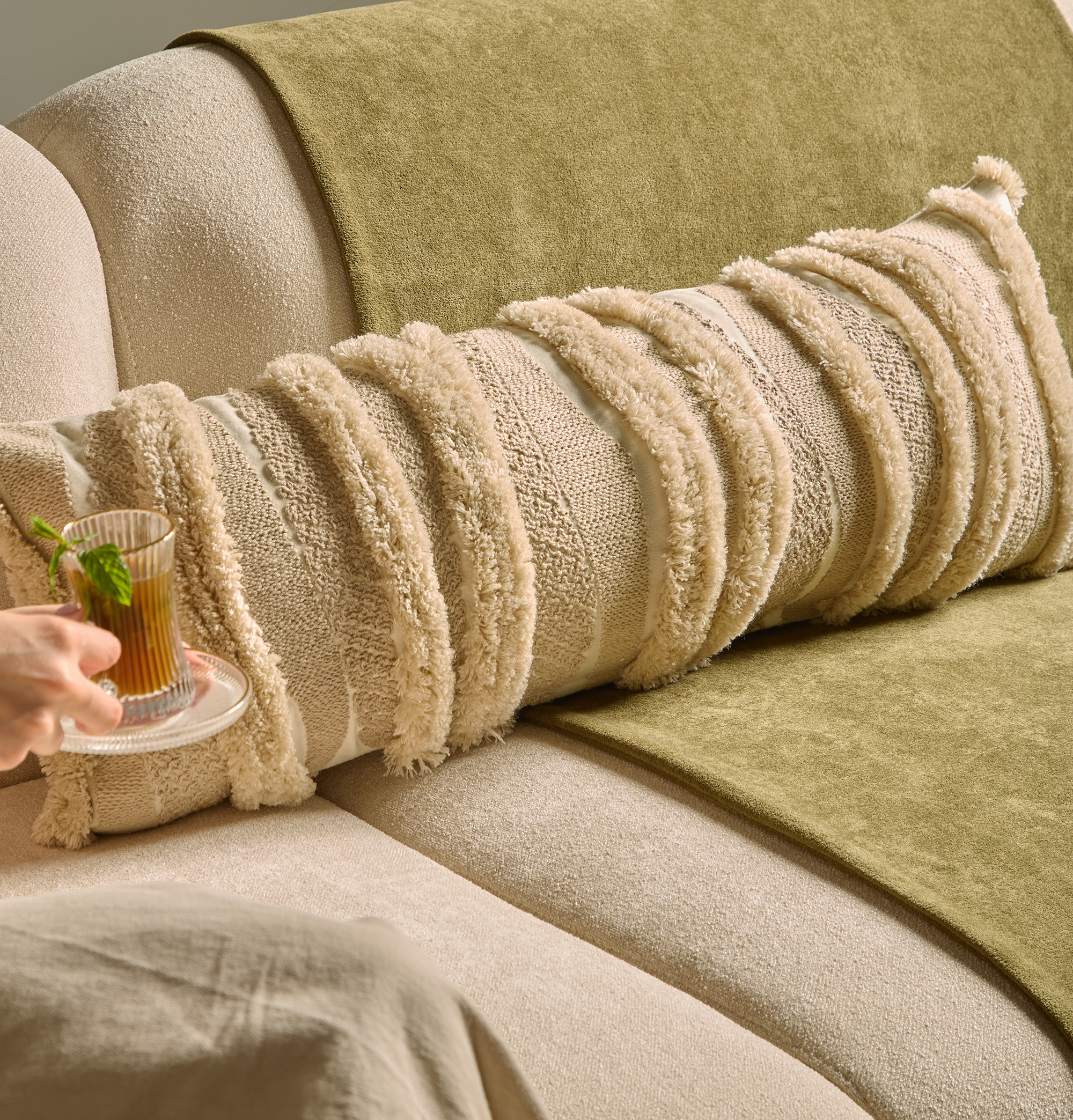 Alma Traversin exposé sur canapé