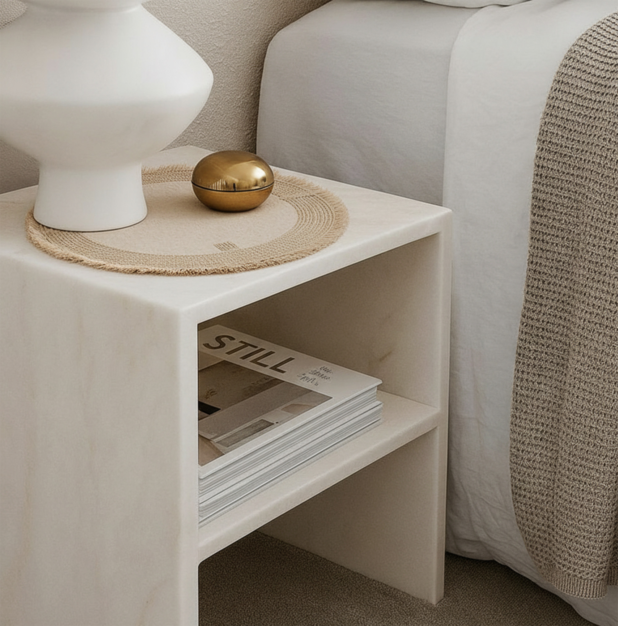 Ora rond sur table de nuit d'une chambre