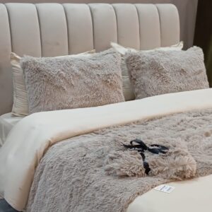 Pack fourrure lit grége sur le lit