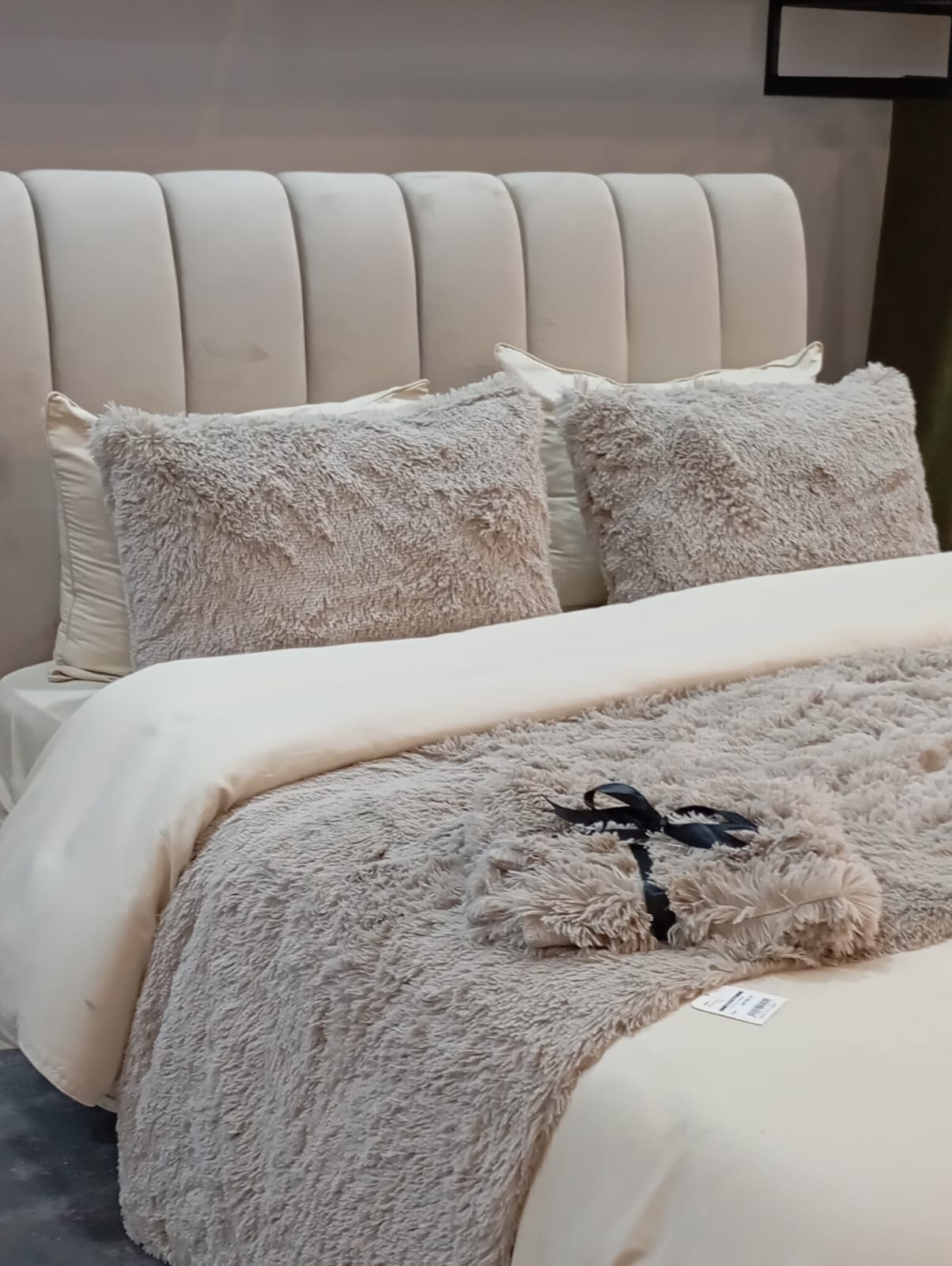 Pack fourrure lit grége sur le lit